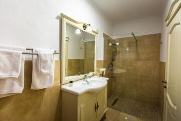 Фото номера Double Deluxe 4* Гостевой дом Ave, Alba! г. Алба-Юлия 8