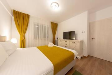 Фото номера Улучшенный двухместный номер с 1 кроватью Апарт-отели Crema Residence г. Алба-Юлия 2