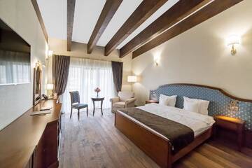 Фото номера Номер Делюкс с кроватью размера «king-size» Отель Theodora Golf Club г. Алба-Юлия 2